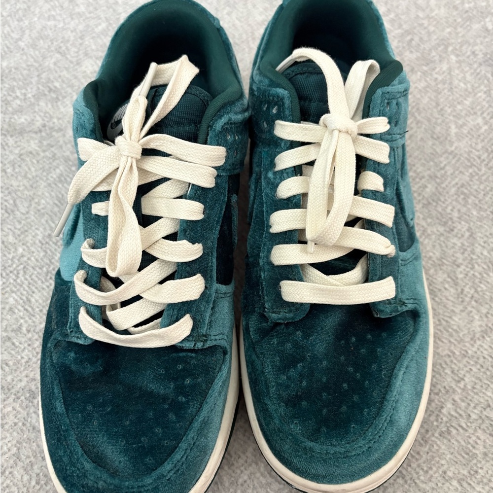 Nike Women's Sneakers in Teal and Cream - Picture 2 of 4